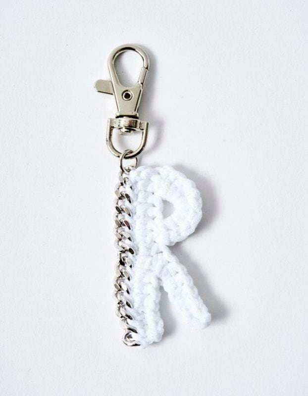 R Letter Bond Yarn Charm / white