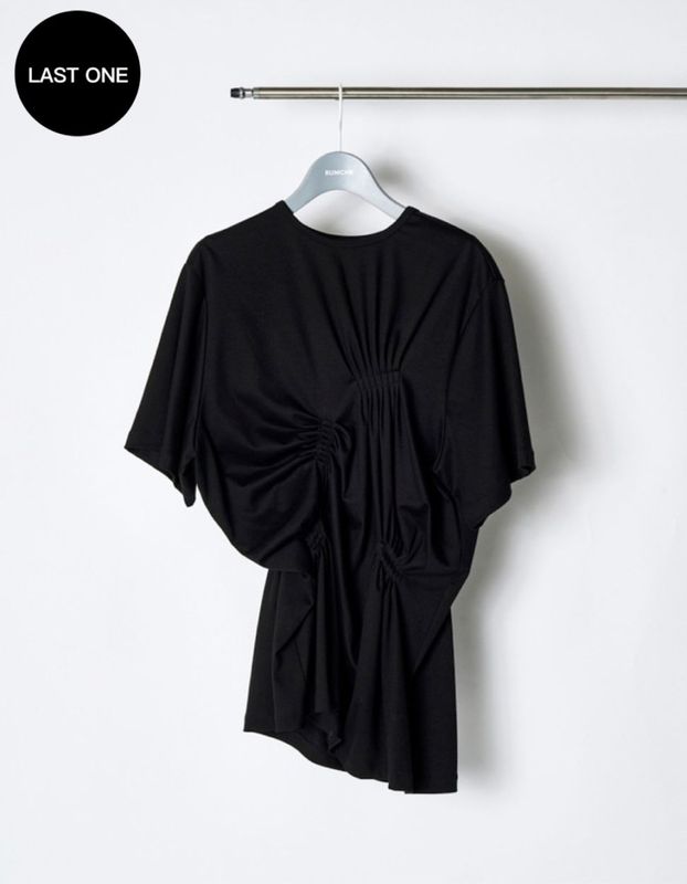 Bundled Tuck Cutsew Tops / black