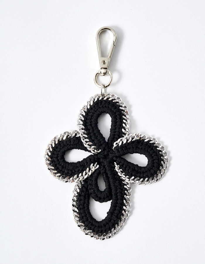 Flower Bond Yarn Charm / black