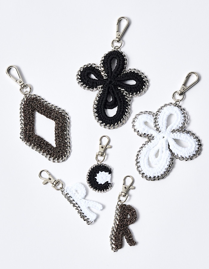 Flower Bond Yarn Charm / black