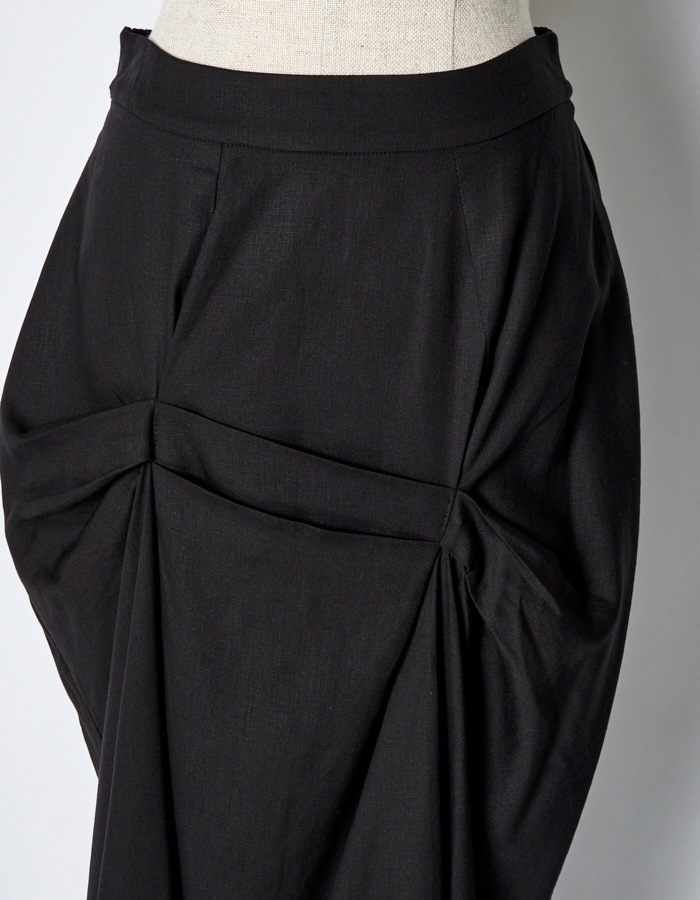 Layered Tuck Skirt / black