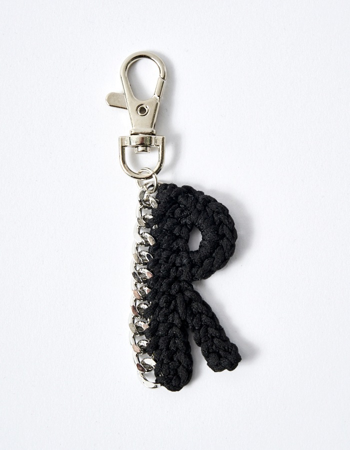 R Letter Bond Yarn Charm / black