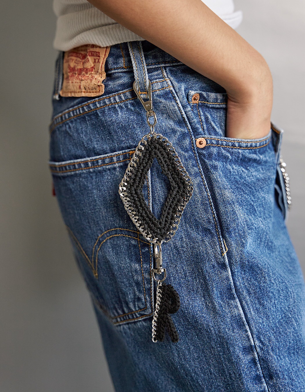 R Letter Bond Yarn Charm / black