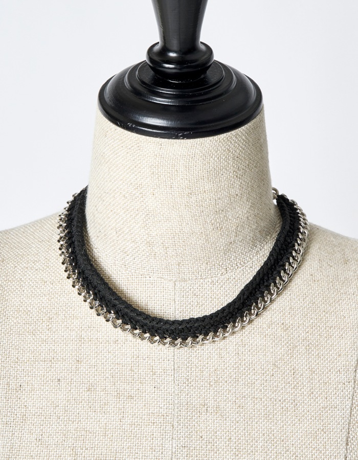 Chain Bond Yarn Choker / black