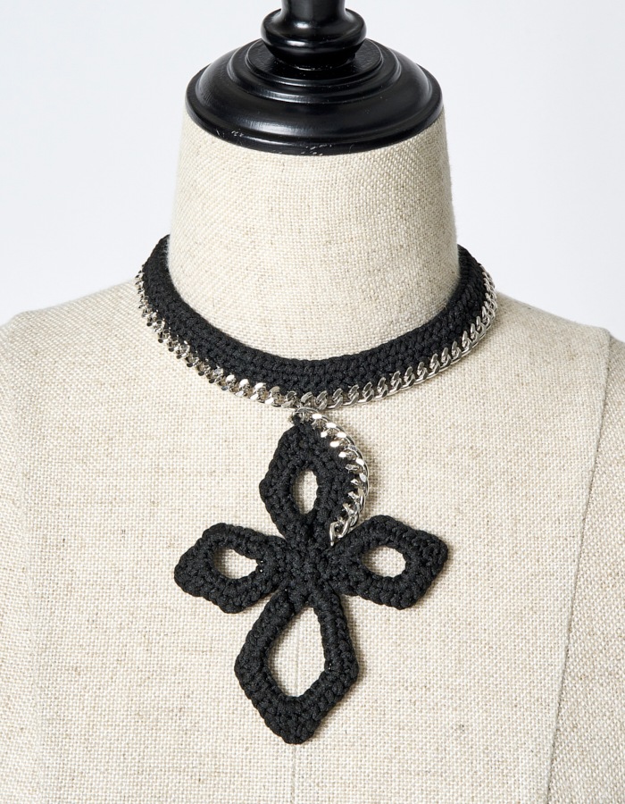 Snowflake Bond Yarn Choker / black
