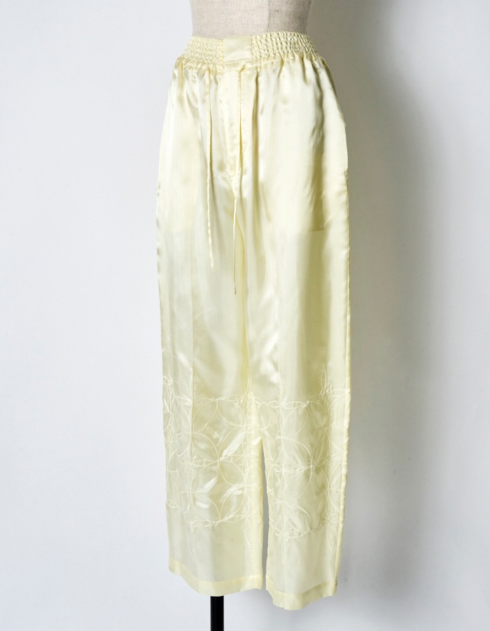 Tapa Pattern Embroidery Trousers / off white