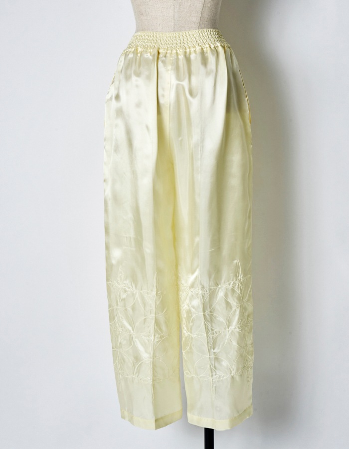 Tapa Pattern Embroidery Trousers / off white
