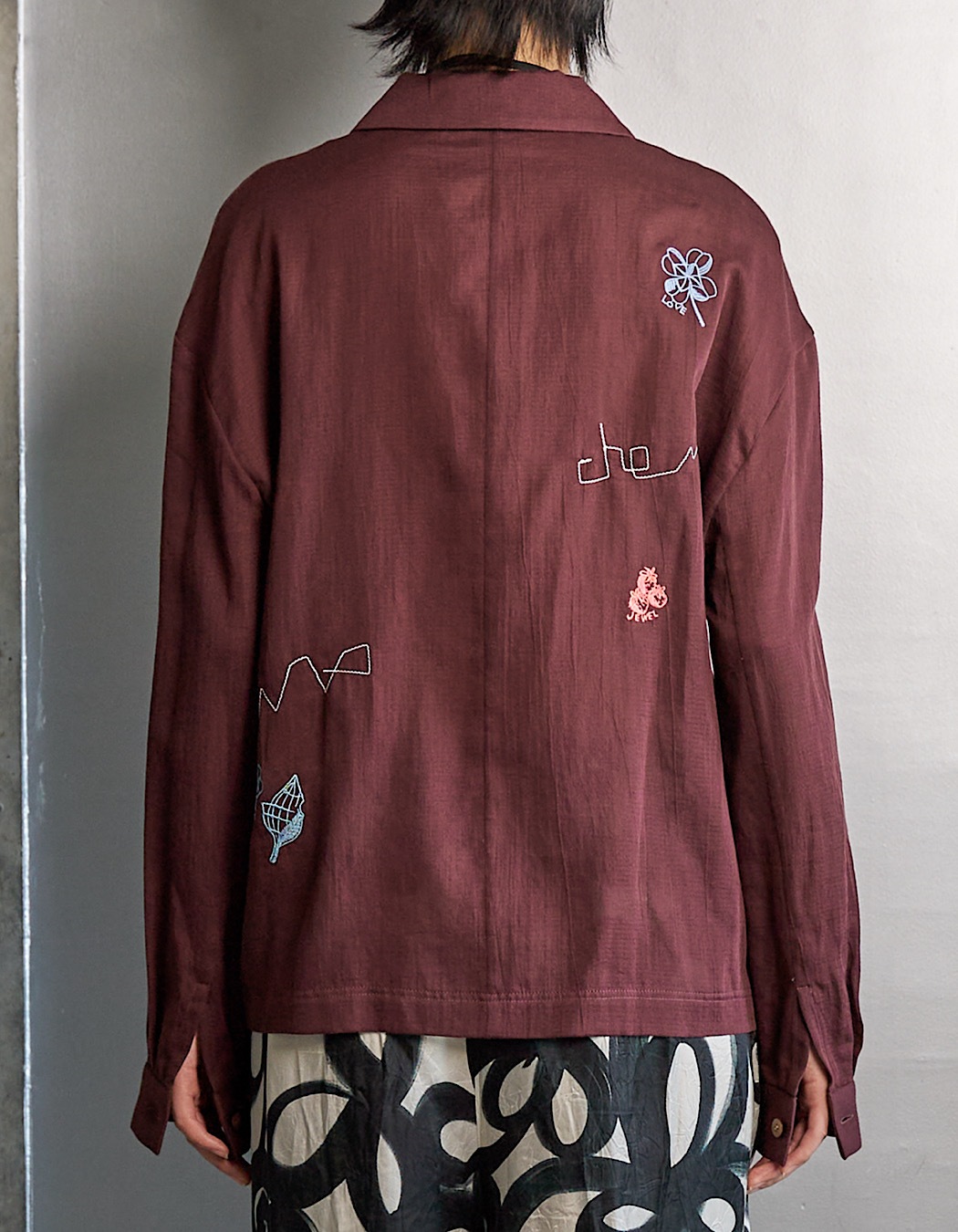 Treasure Embroidery Shirt / bordeaux