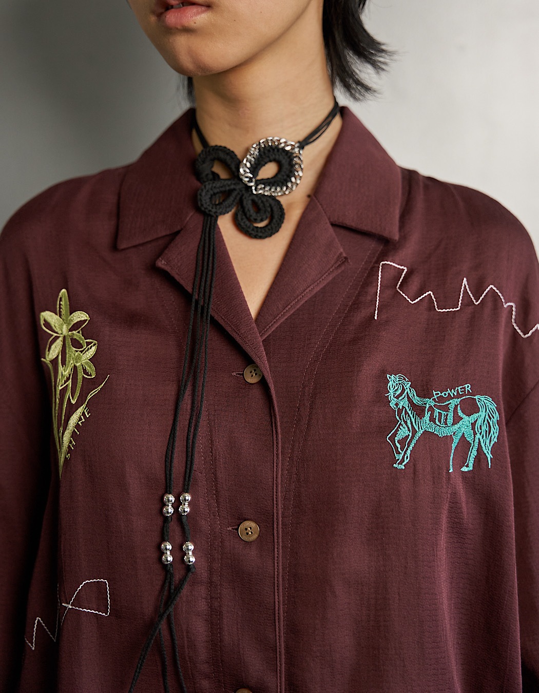 Treasure Embroidery Shirt / bordeaux