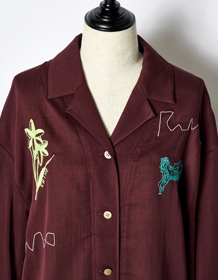 Treasure Embroidery Shirt / bordeaux