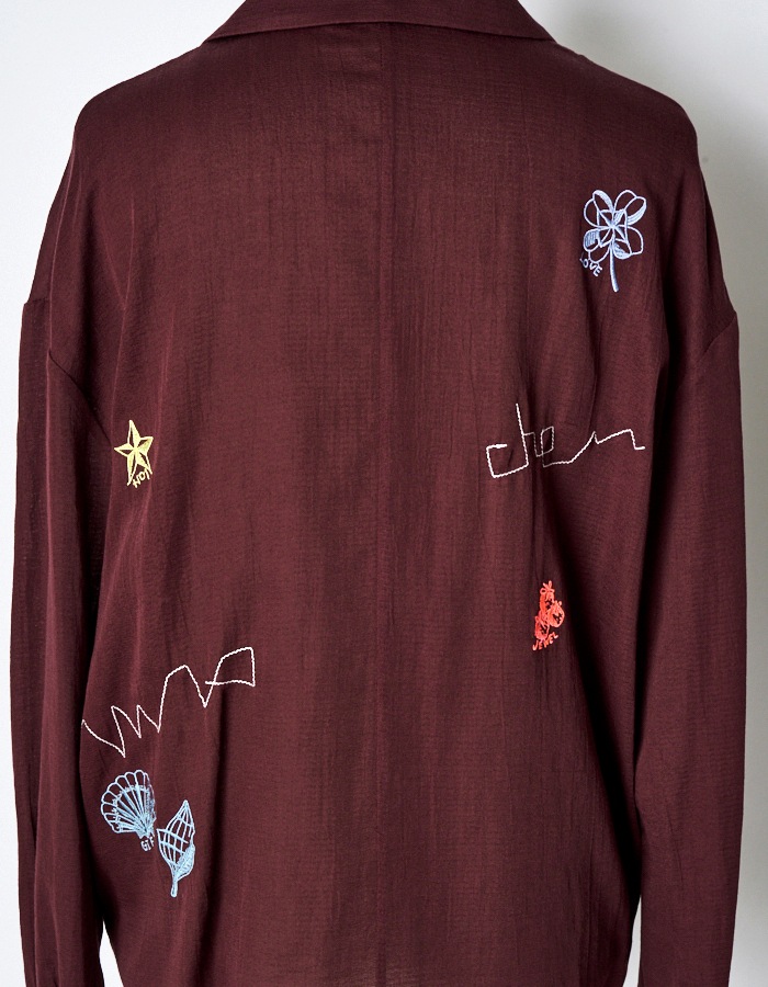 Treasure Embroidery Shirt / bordeaux