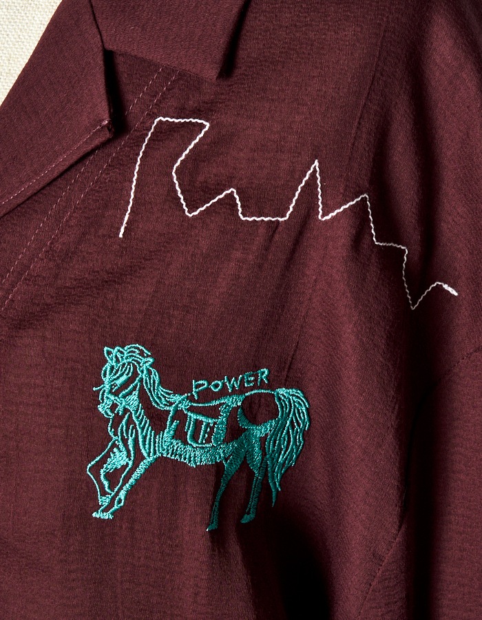 Treasure Embroidery Shirt / bordeaux