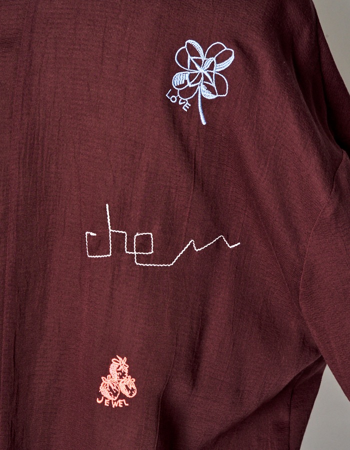 Treasure Embroidery Shirt / bordeaux
