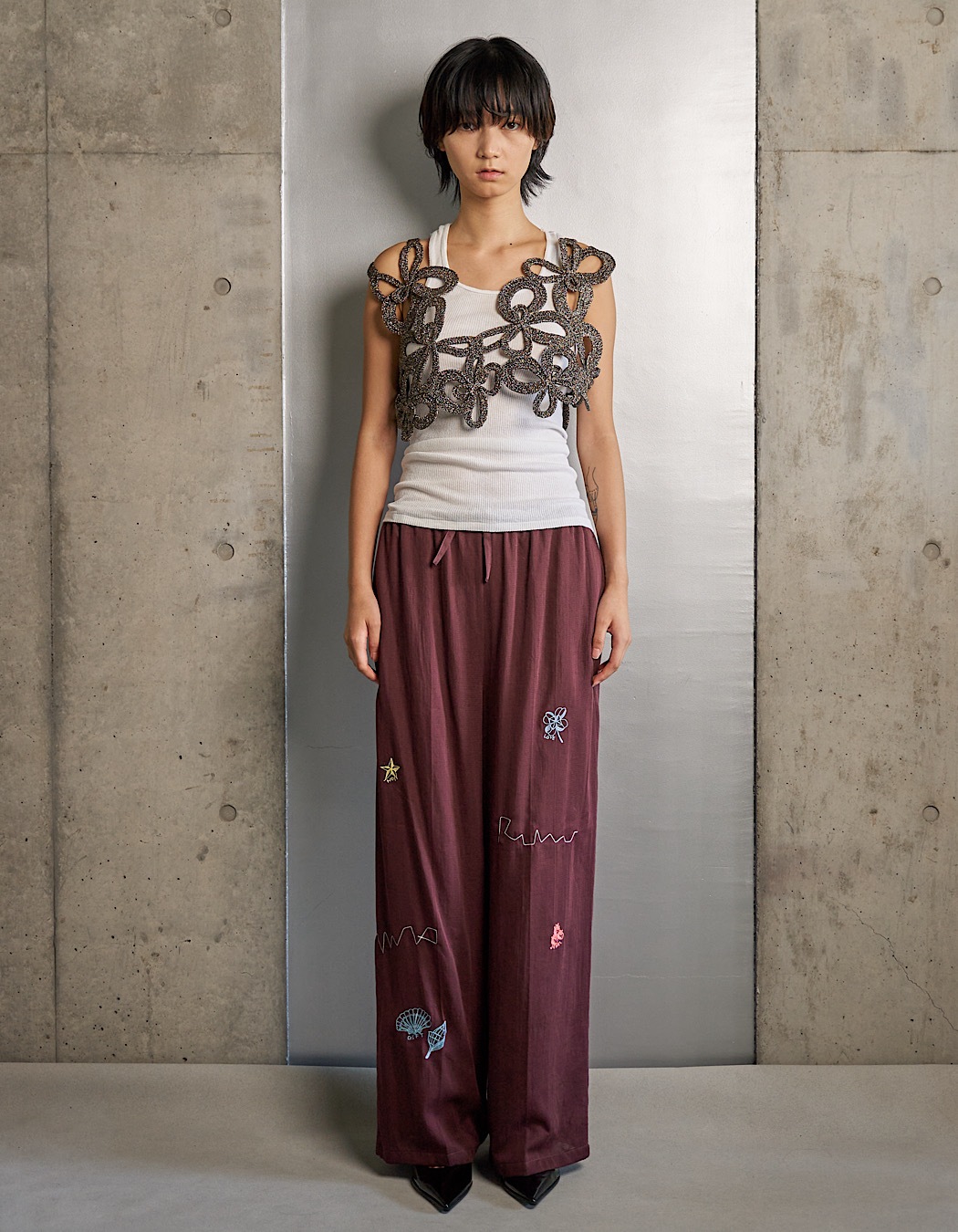Treasure Embroidery Trousers / bordeaux