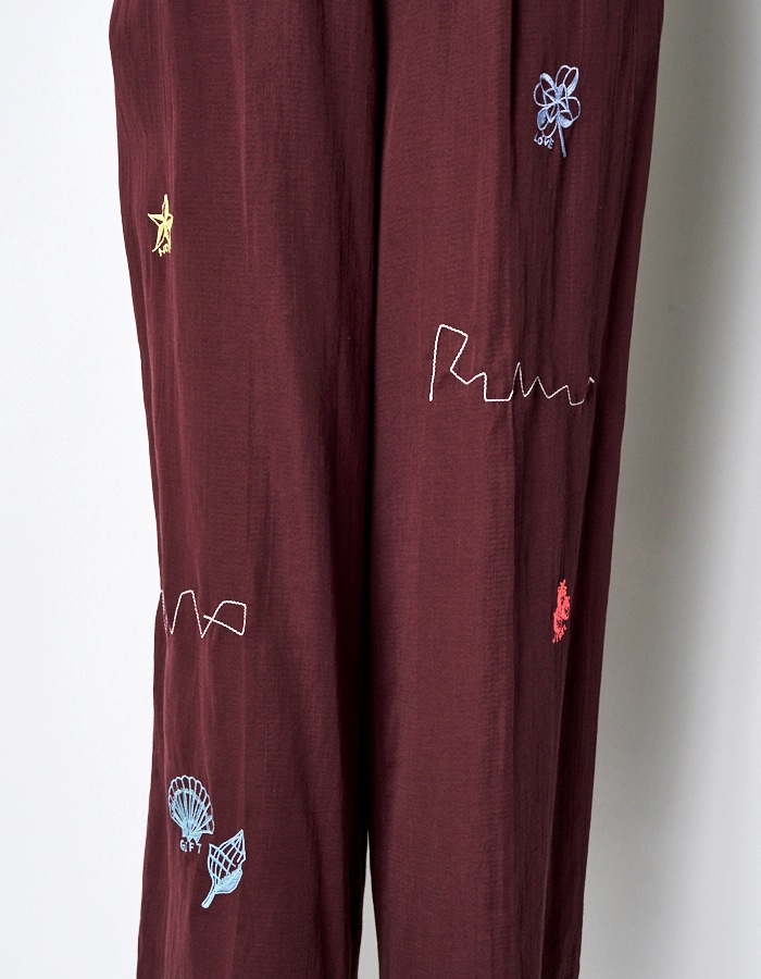 Treasure Embroidery Trousers / bordeaux