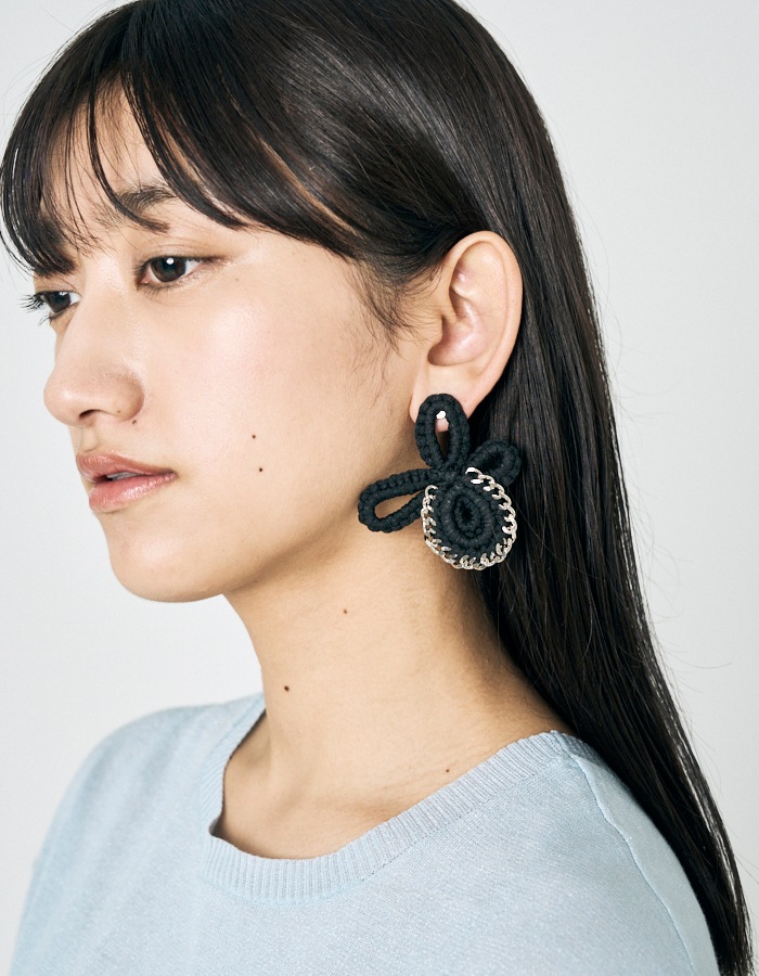 Flower Bond Yarn Pierced Earrings / black
