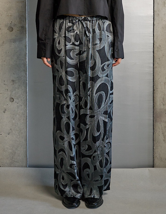 "Chain Flower" Print Trousers / black