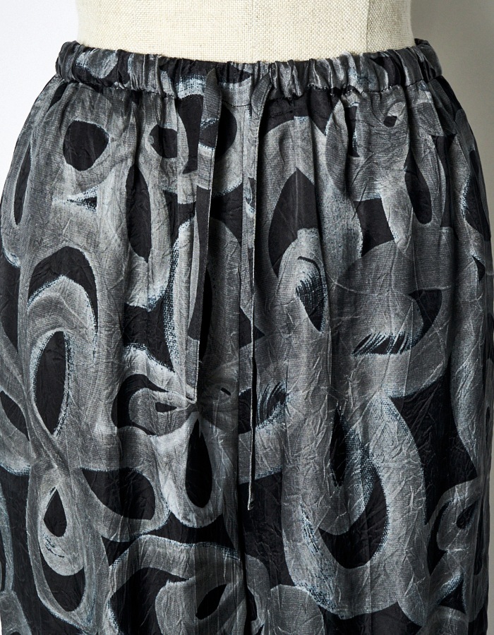 "Chain Flower" Print Trousers / black