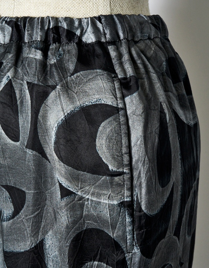 "Chain Flower" Print Trousers / black