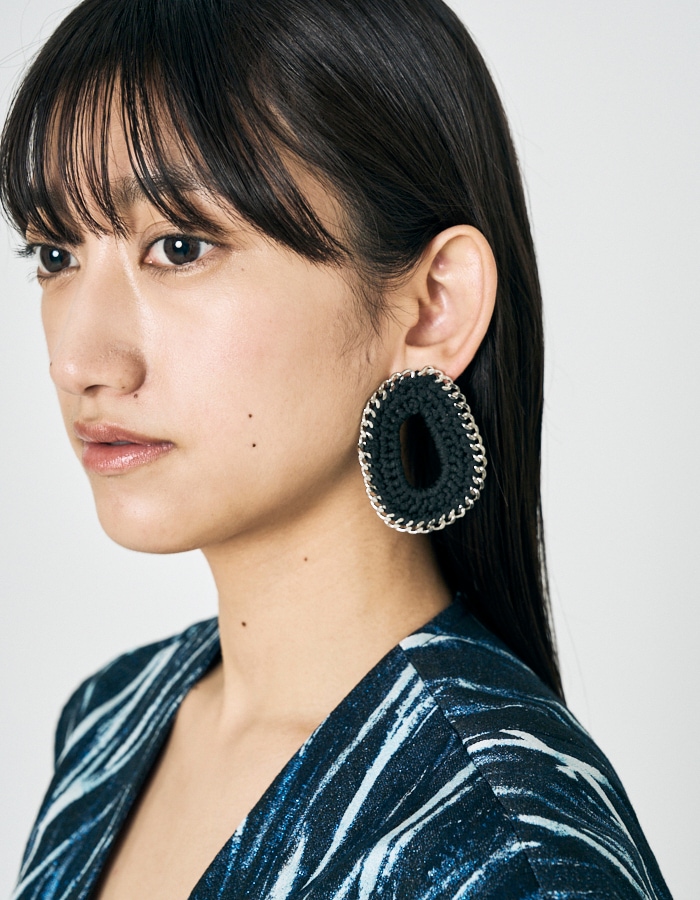 Drop Bond Yarn Pierced Earrings / black