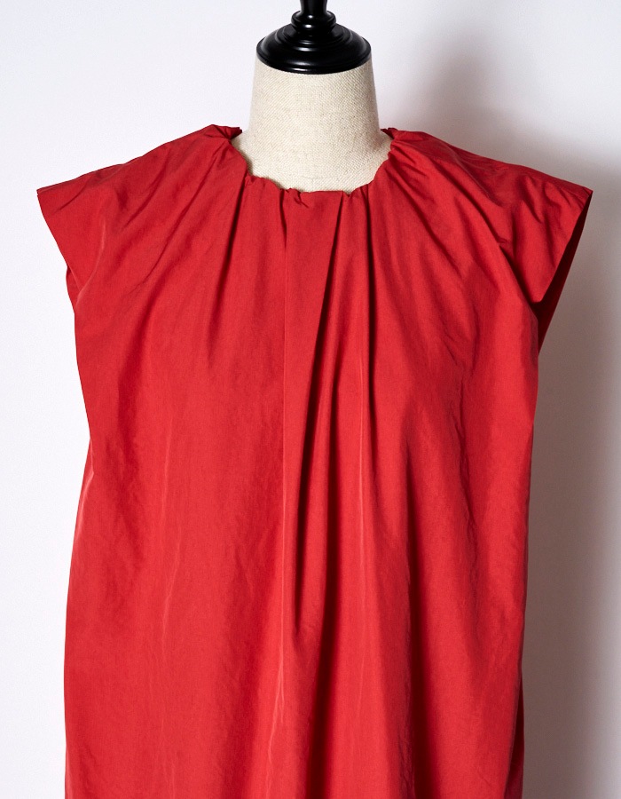 Sleeveless Gathered Dress / red