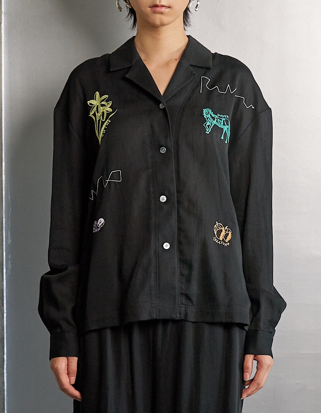 Treasure Embroidery Shirt / black