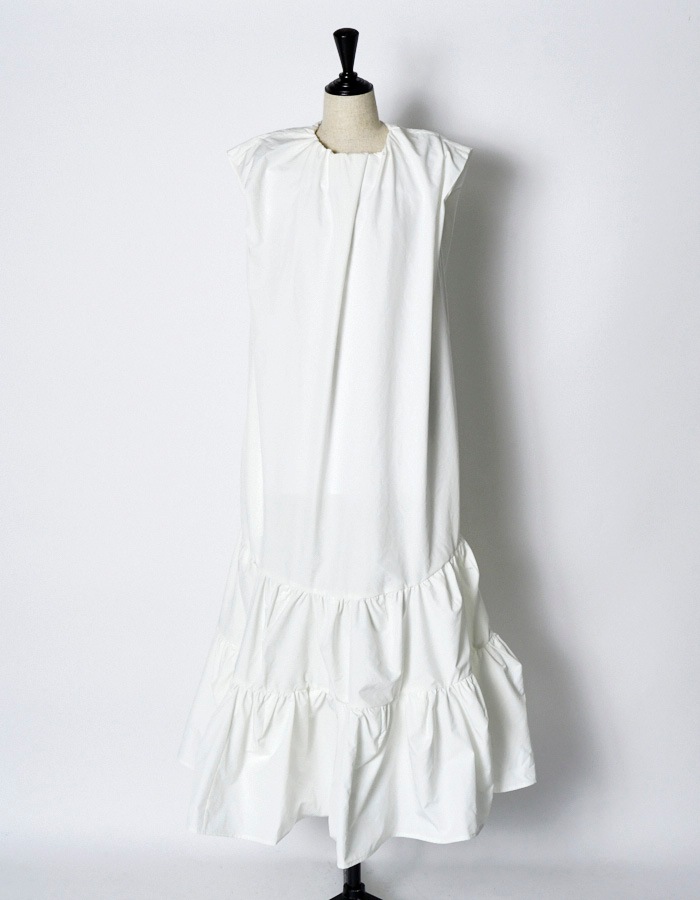 Sleeveless Gathered Dress / white