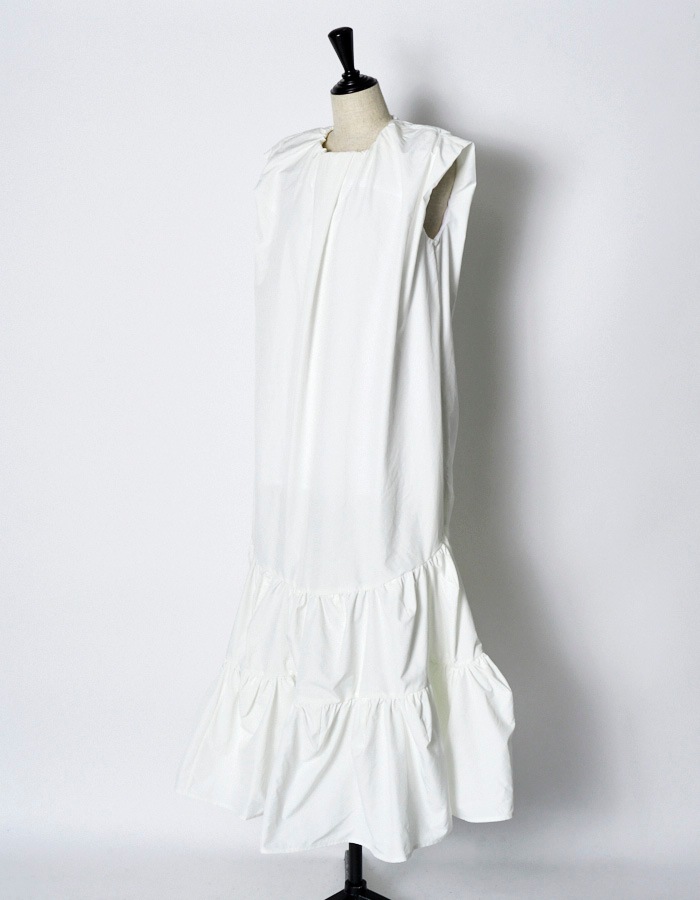 Sleeveless Gathered Dress / white