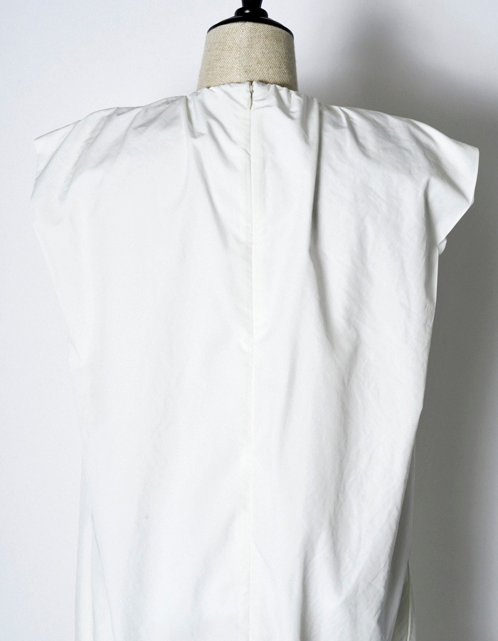 Sleeveless Gathered Dress / white