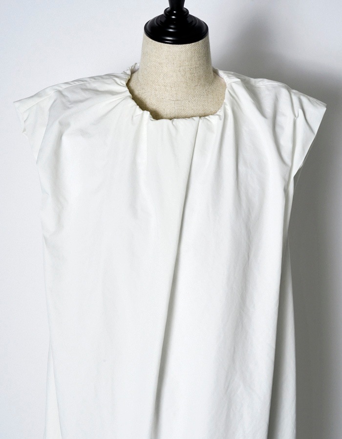 Sleeveless Gathered Dress / white