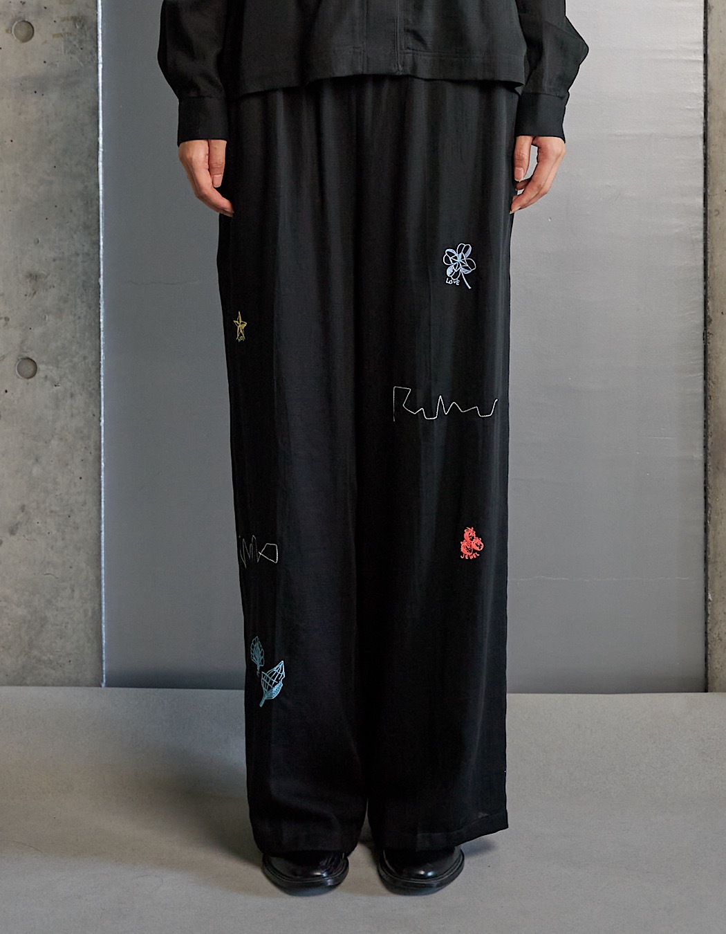 Treasure Embroidery Trousers / black