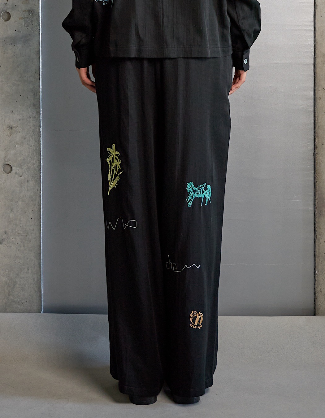 Treasure Embroidery Trousers / black