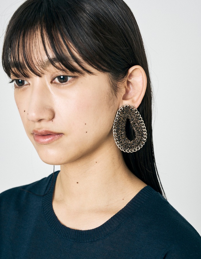 Drop Bond Yarn Pierced Earrings / gold