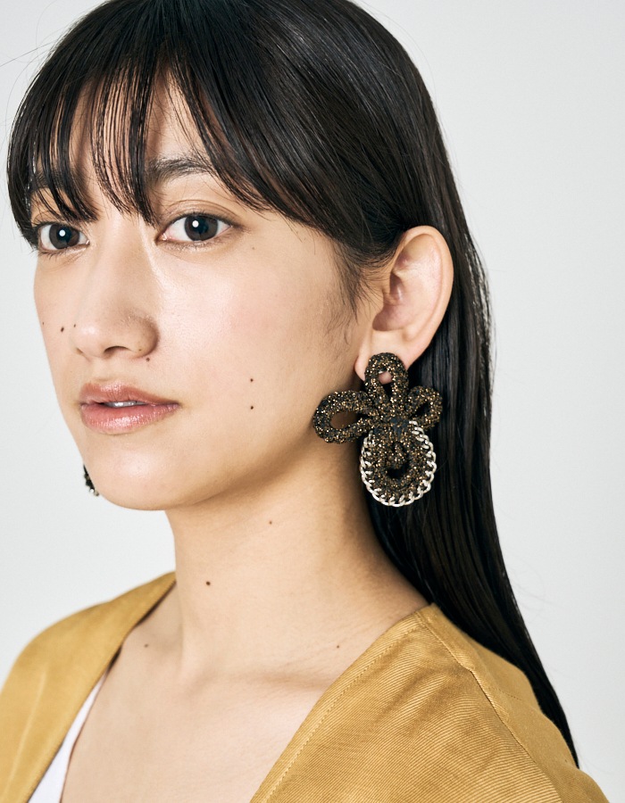 Flower Bond Yarn Pierced Earrings / gold