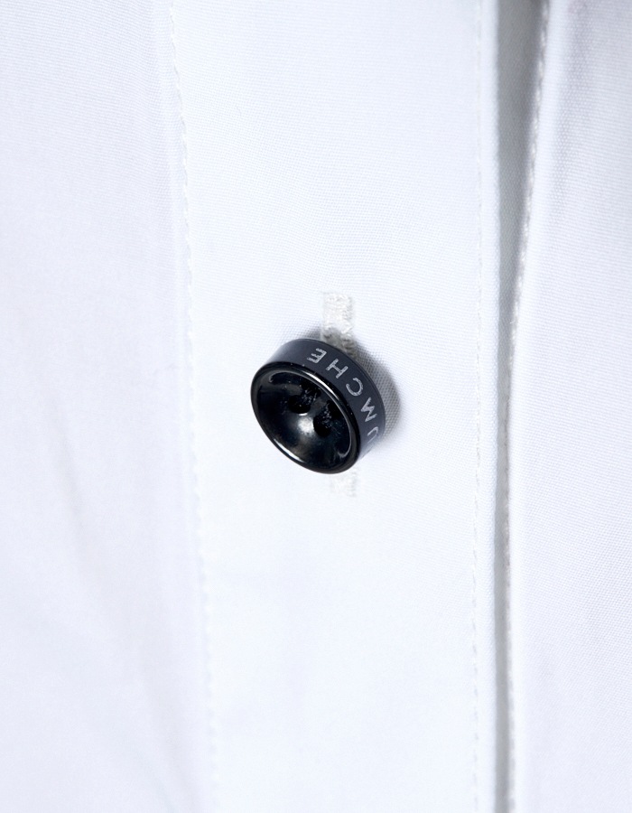 RUMCHE��VAN Embroidery Cropped Shirt / white