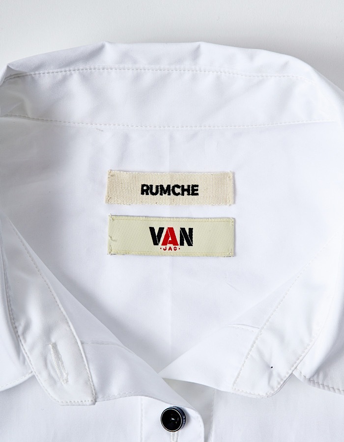 RUMCHE��VAN Embroidery Cropped Shirt / white