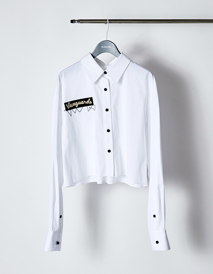 RUMCHE��VAN Embroidery Cropped Shirt / white