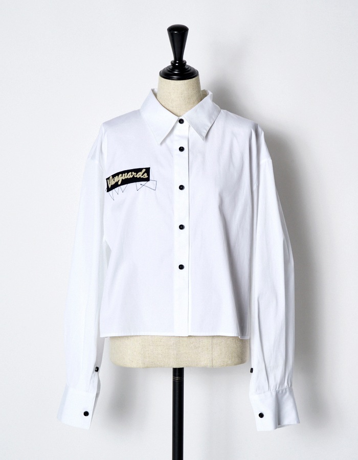RUMCHE��VAN Embroidery Cropped Shirt / white