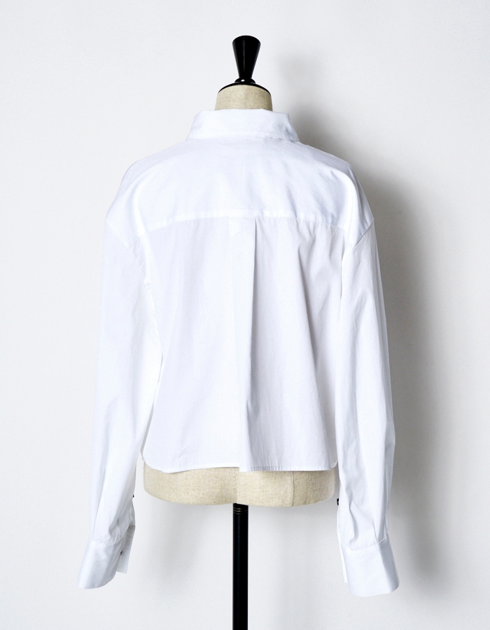 RUMCHE��VAN Embroidery Cropped Shirt / white