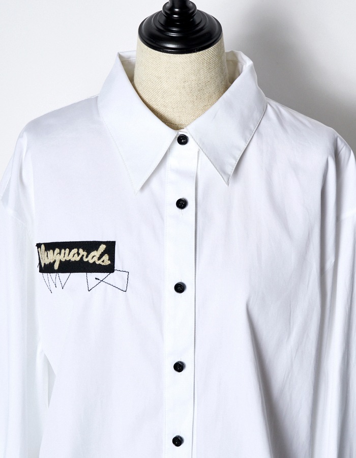 RUMCHE��VAN Embroidery Cropped Shirt / white