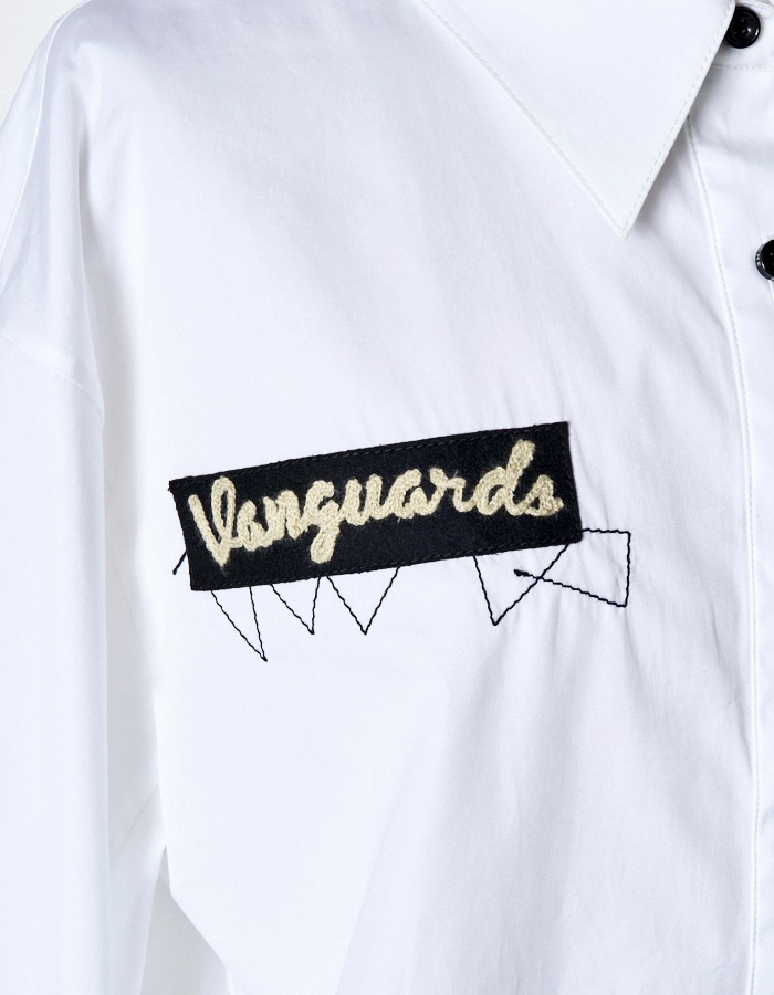 RUMCHE��VAN Embroidery Cropped Shirt / white