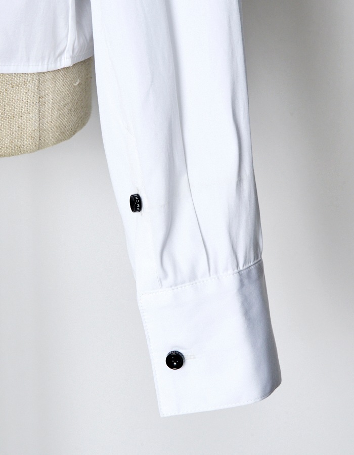 RUMCHE��VAN Embroidery Cropped Shirt / white