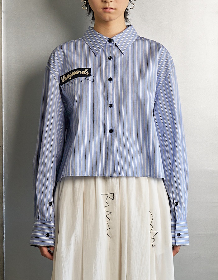 RUMCHE��VAN Embroidery Cropped Shirt / blue