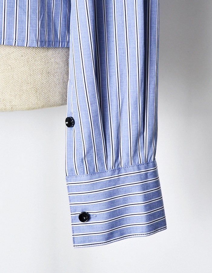 RUMCHE��VAN Embroidery Cropped Shirt / blue