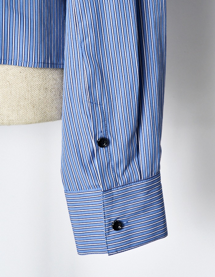 RUMCHE��VAN Embroidery Cropped Shirt / navy