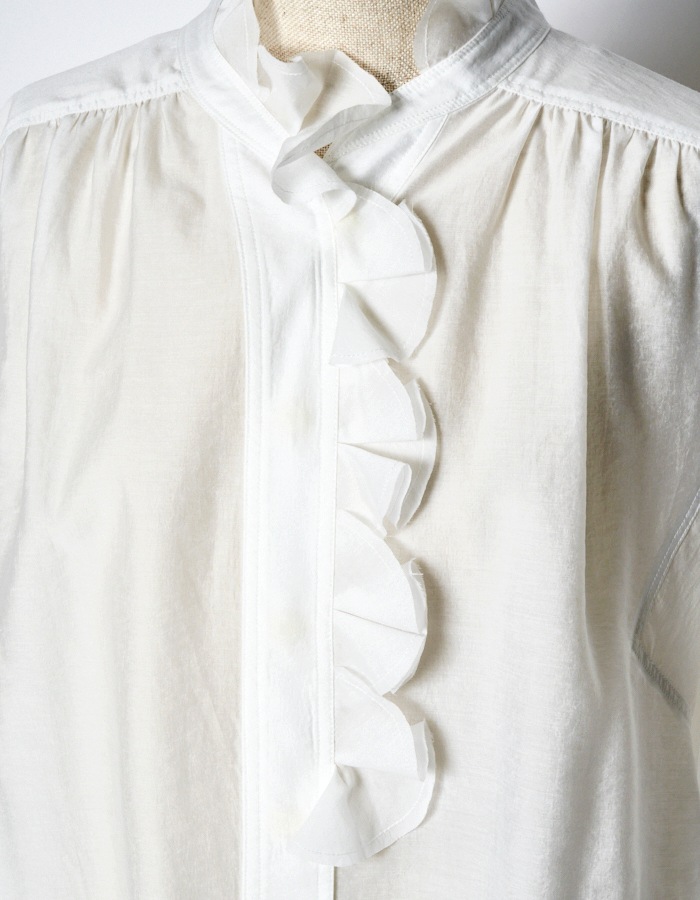 Half Moon Ruffle Blouse / off white