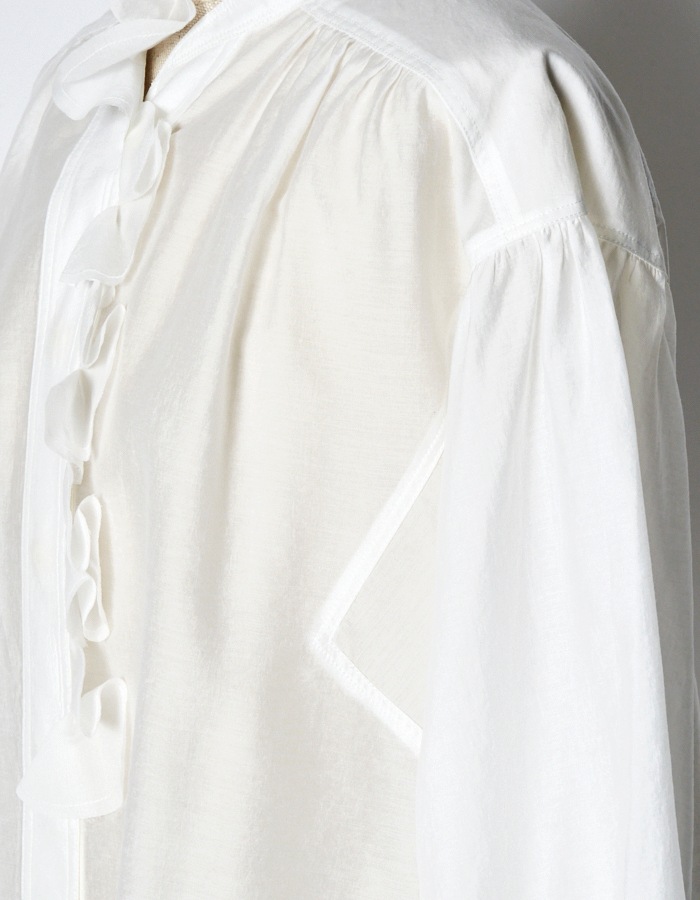 Half Moon Ruffle Blouse / off white