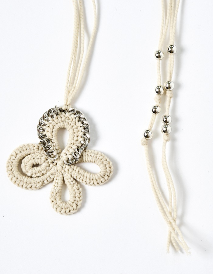 Flower Bond Yarn Choker / beige