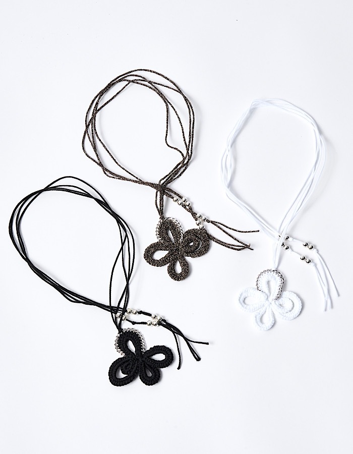 Flower Bond Yarn Choker / beige
