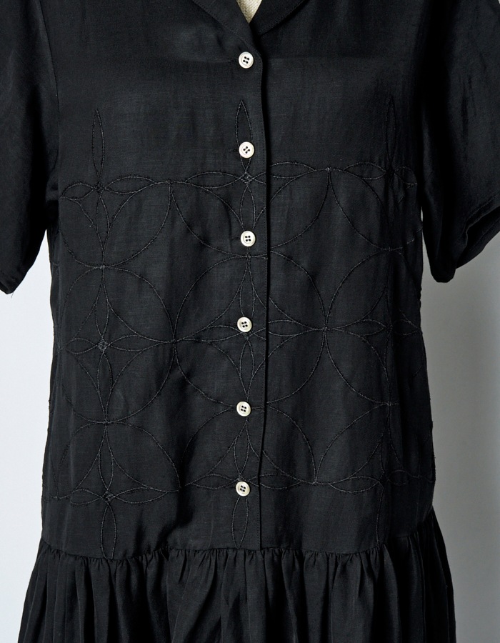 Tapa Pattern Embroidery Dress / black